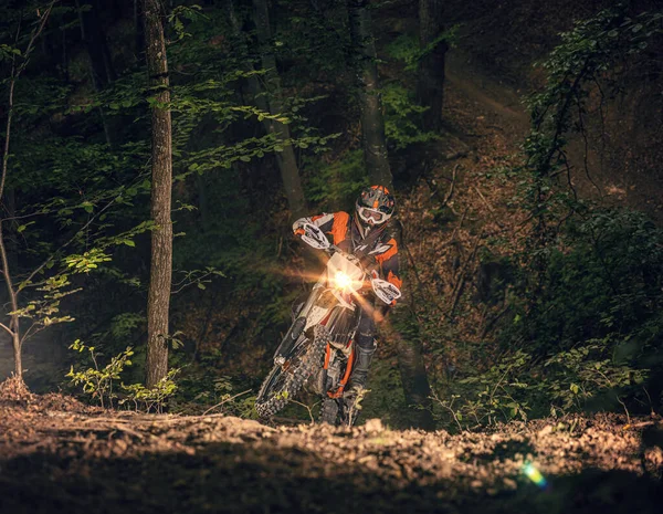 Motocyklisten Rider Genom Skogen Extremt Idrottskoncept — Stockfoto