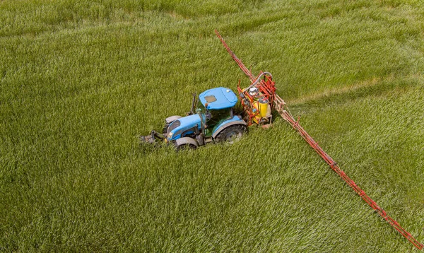 Tractor Spraying Pesticides Oats Field Sprayer Spring — Stock Photo, Image