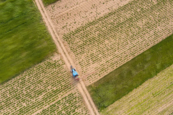 農業分野でのトラクターのドローン撮影 — ストック写真