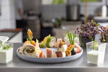 Bir tabak abur cubur ya da bir otel büfesinde aperatif.