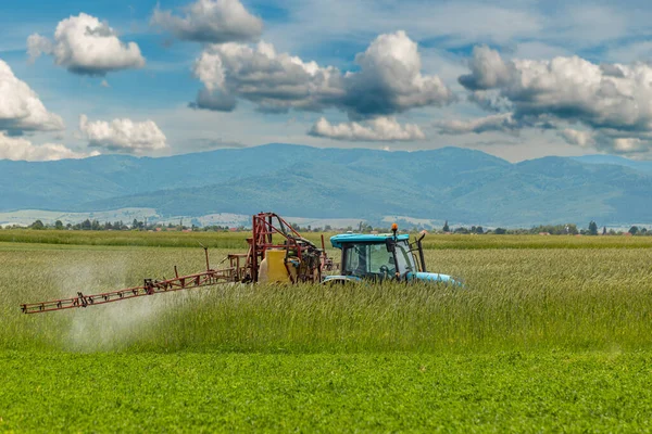农业机械喷洒杀虫剂到绿色的田野 农业自然季节春天背景 — 图库照片