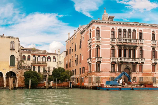Canal Con Barco Contrucción Cerca Edificios Antiguos Venecia Italia — Foto de Stock