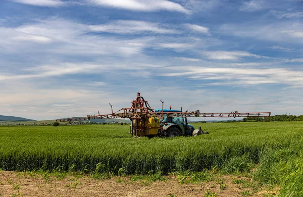 Traktorsprutning Havrefält Med Spruta — Stockfoto