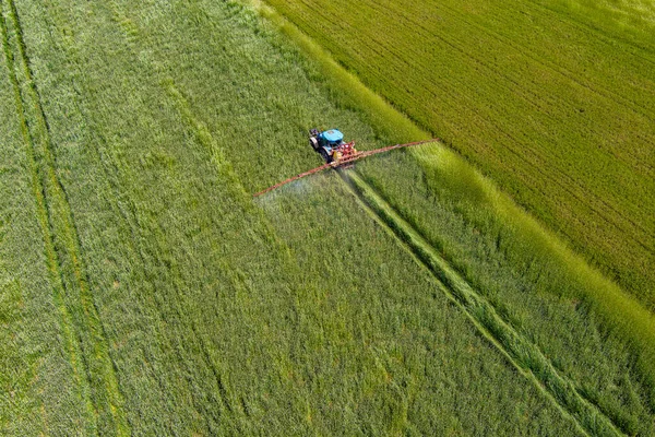 春に畑を耕すトラクター 空中ビュー ドローンショット — ストック写真