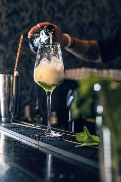 Barman Lavoro Sta Preparando Cocktail Concetto Servizio Bevande — Foto Stock