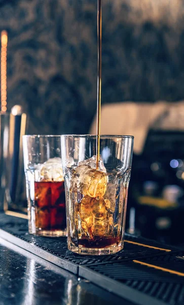 Bartender Derrama Bebida Alcoólica Copo Cocktail — Fotografia de Stock