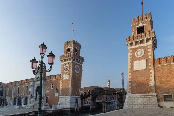 Venecia Viejas Torres Piedra Del Arsenal Sobre Canal Fotos De Stock