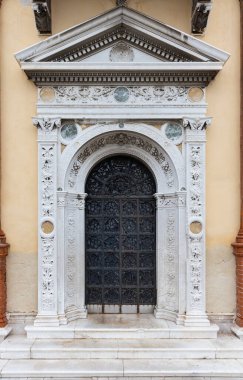 Eski bir kilise ya da kale kapısının önü.