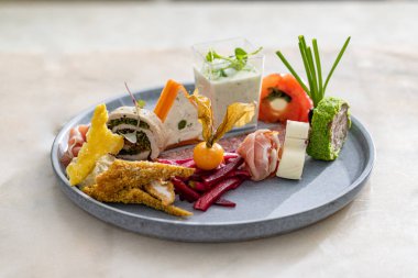 Farklı yiyecekler ve aperatifler ile güzel dekore edilmiş Catering ziyafet tabağı 