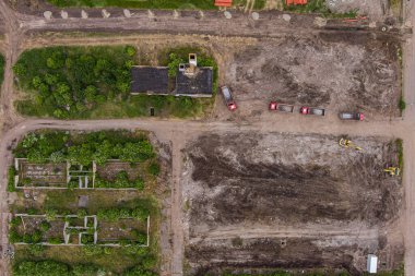 Büyük inşaat sahasında havadan izleme mekanizması ve ağır donanım