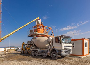 İnşaat alanında ağır beton kamyon var. Modern inşaatta beton üretim süreci