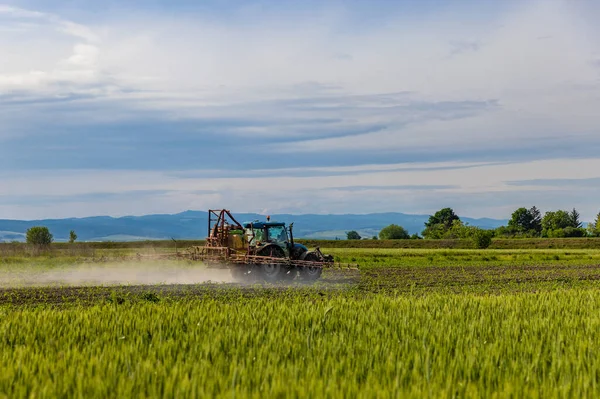Traktor Med Monterad Spruta Besprutning Jordbruksgrödor — Stockfoto