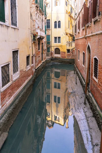 Kanál Benátkách Ukazuje Extrémně Nízké Hladiny Odlivu — Stock fotografie