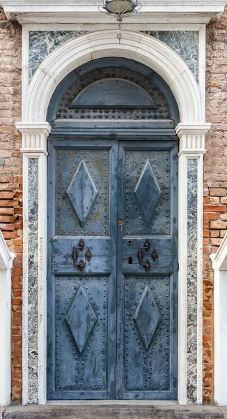 古い木製の入り口のドア イタリアのヴェネツィアにあるアーチ型のドア — ストック写真