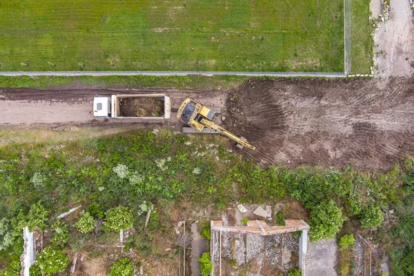 Vista Aérea Una Excavadora Que Trabaja Quitando Tierra Cargándola Camión —  Fotos de Stock