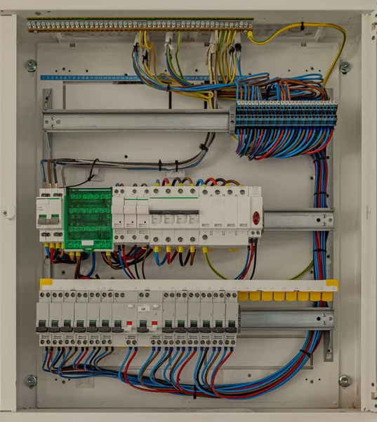 Электрическая Панель Разноцветными Проводами Распределитель Напряжения Выключателями — стоковое фото