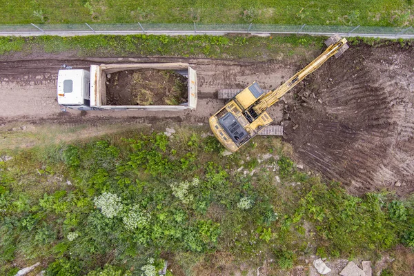 Vista Aérea Uma Escavadeira Que Trabalha Removendo Terra Carregando Caminhão — Fotografia de Stock
