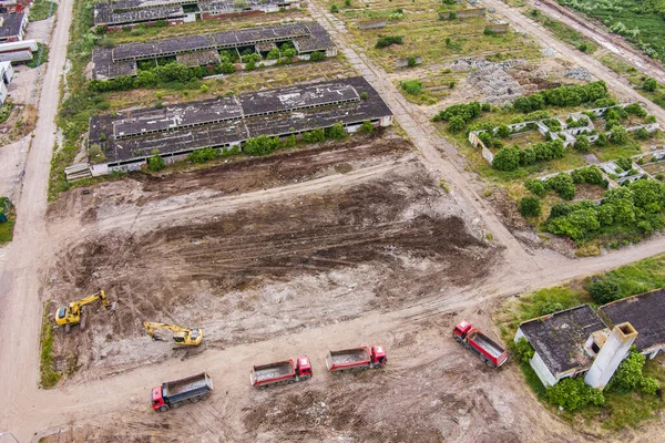 建設現場で働く掘削機の空中写真 ロイヤリティフリーのストック画像