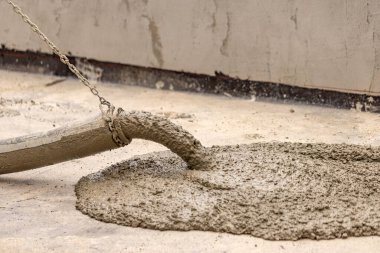 Kaldırımın yükseltilmesi sırasında çimento dökülüyor. Beton yerleştirme borusu