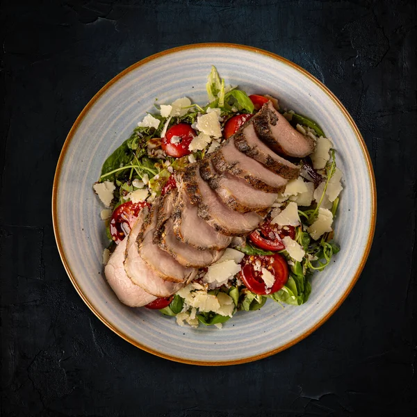 Salat Mit Gegrilltem Schweinefilet — Stockfoto