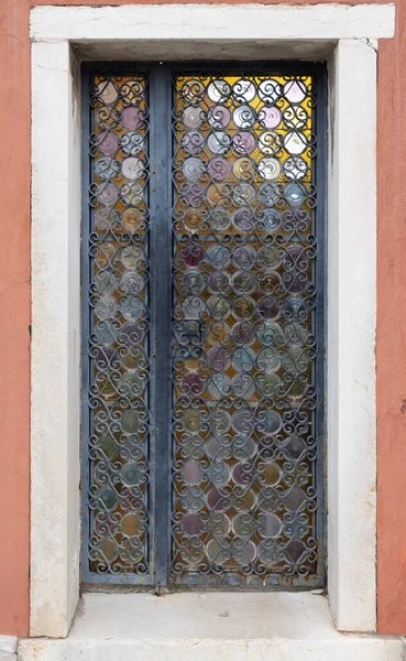 フロントビュー ガラス窓と金属装飾的な柵が付いているヴィンテージの木製のドアのクローズアップ — ストック写真