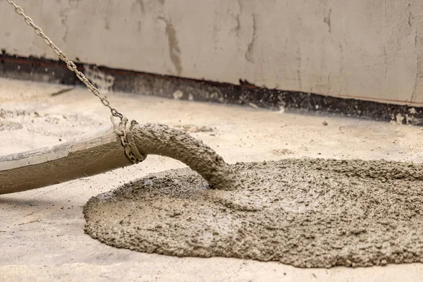 Kaldırımın Yükseltilmesi Sırasında Çimento Dökülüyor Beton Yerleştirme Borusu — Stok fotoğraf