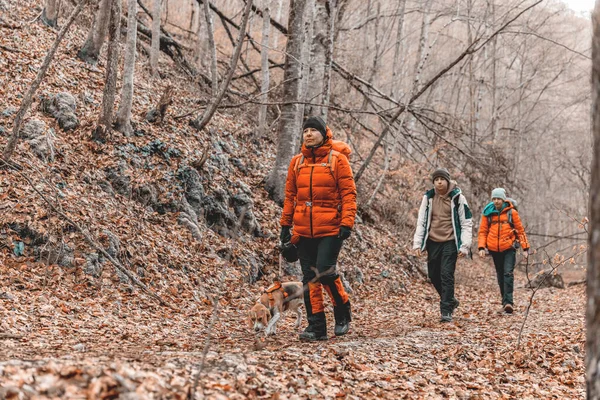 Meninos Caminham Longo Trilho Montanha Com Sua Mãe Caminhe Pela — Fotografia de Stock