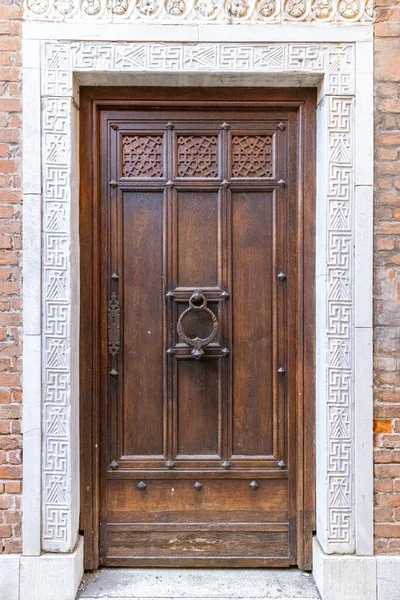 意大利威尼斯有金属门把手的老式前门 — 图库照片