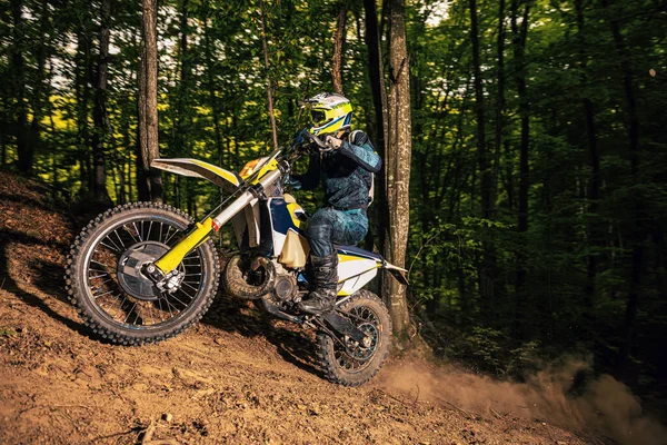 Motorcyklist Sport Motorcykel Rider Genom Ett Svårt Skogsområde — Stockfoto