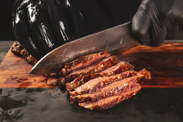 Šťavnatý Čerstvě Grilovaný Steak Šéf Krájí Smažené Maso Plátky Stock Snímky