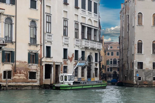 Recogida Basura Venecia Edificios Gran Canal Con Bote Recogida Residuos — Foto de Stock