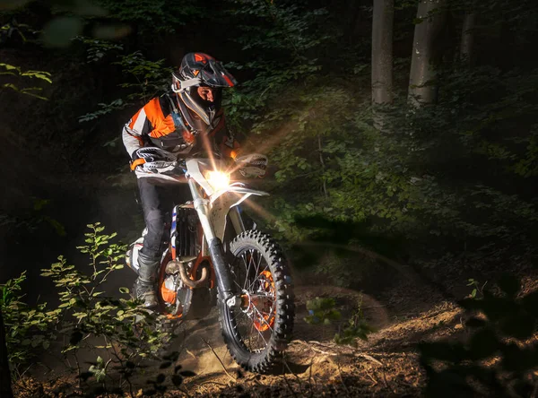 Motocyklisten Rider Genom Skogen Extremt Idrottskoncept — Stockfoto