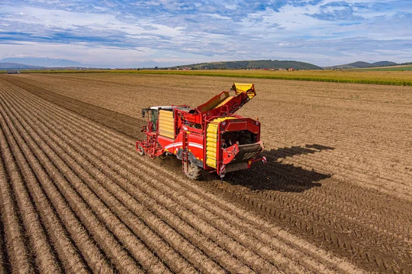 Großer Kartoffelroder Gezogen Von Einem Traktor Der Eine Feile Verarbeitet — Stockfoto