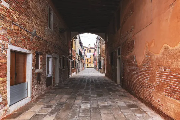 Antika kırmızı tuğla duvar, tuğla duvarlar, Venedik caddesi.
