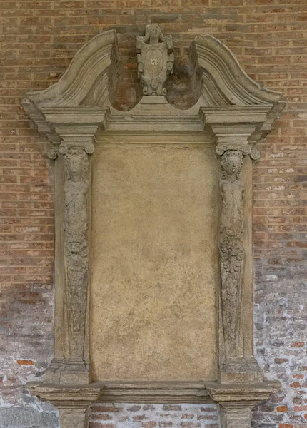 スタッコの彫像 背景のレンガの壁が付いている具体的な壁 — ストック写真