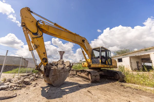 Escavadora Esteiras Local Demolição Vista Frontal Uma Grande Escavadora Esteiras — Fotografia de Stock
