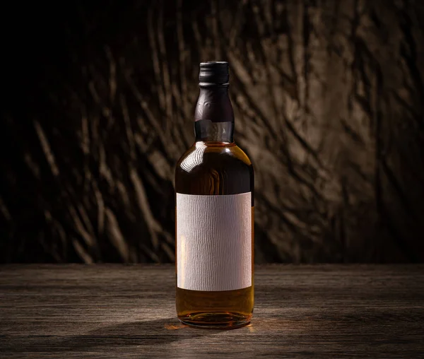 Bouteille Whisky Avec Étiquette Vierge Sur Planche Bois — Photo