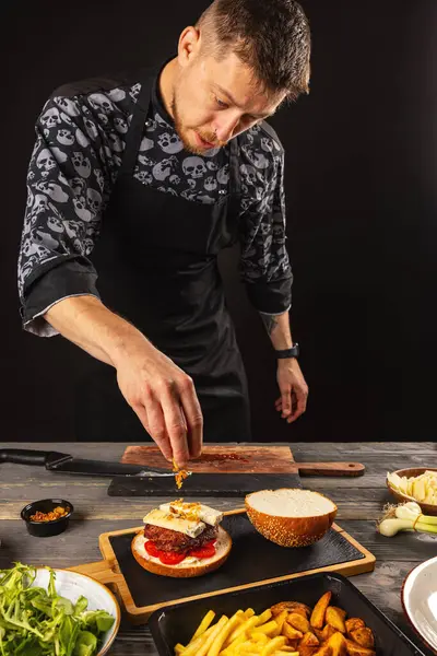 Chef Poniendo Cebolla Seca Hamburguesa Concepto Comida Rápida —  Fotos de Stock