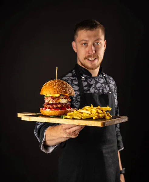 Hizmet Burger Ile Plaka Tutarak Tekdüzen Bakarak Kameraya Usta Şef — Stok fotoğraf