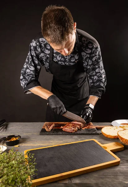 Saftiges Frisch Gegrilltes Steak Koch Schneidet Gebratenes Fleisch Scheiben — Stockfoto