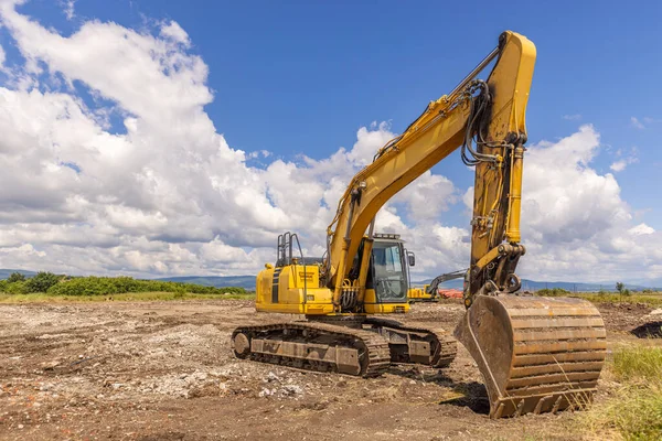 建設現場の掘削機 建設現場に駐車した工業掘削機 — ストック写真