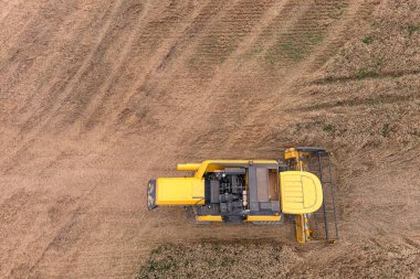 Tarlalarda ekin biçen makineler. Tarım teması, hasat mevsimi. Tarım hava görüntüsü
