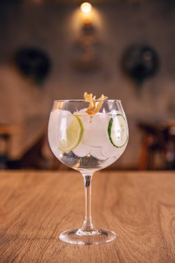 Bardakta limon ve salatalık ile alkol ferahlatıcı kokteyl.