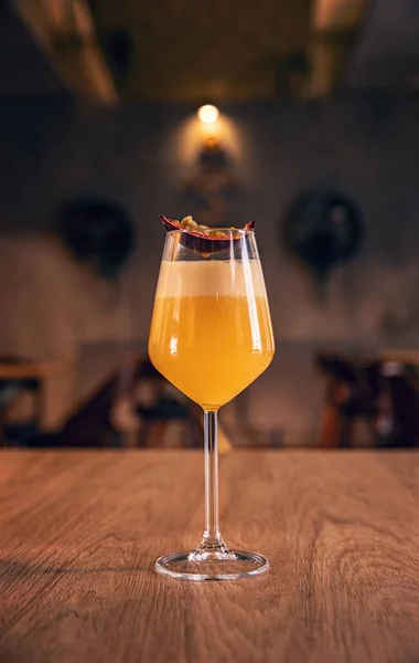Eleganter Eierlikör Gelber Passionsfrucht Cocktail Auf Dem Bartisch — Stockfoto