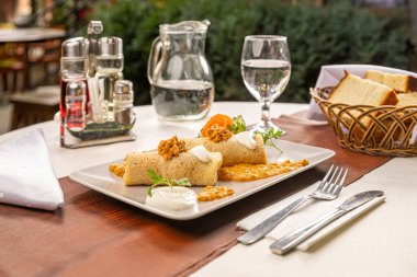 Lokanta masasında kıymalı börekler var.