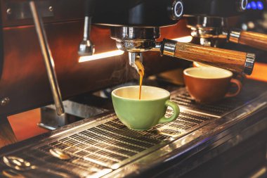 Espresso kahve makinesi dökme. Profesyonel kahve bira