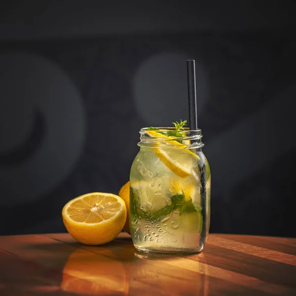 Citronvatten Lemonad Burk Klipp Citroner Bakgrunden Naturlig Lemonad — Stockfoto