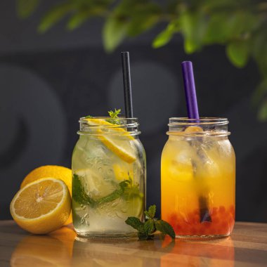 Kavanozda taze limonata. Yaz kokteylleri için fikirler.