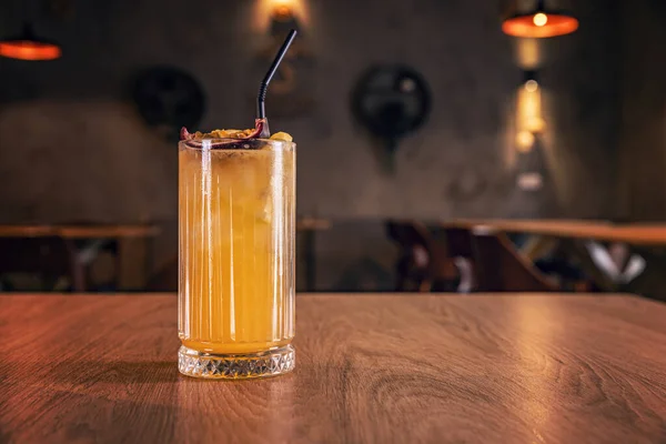 Tropisk Cocktail Med Passionsfrukt Barbord Stockbild