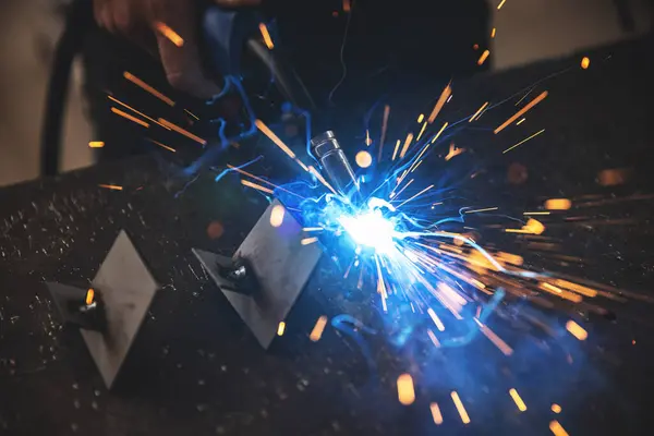 Männlicher Arbeiter Schweißt Stahlgestell Von Hand Aus Nächster Nähe Funken — Stockfoto